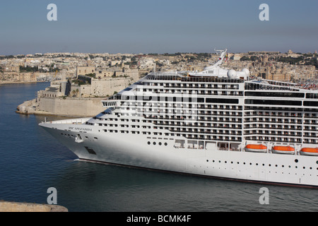 Das große Kreuzfahrtschiff MSC Splendida verlässt Maltas Grand Harbour Stockfoto