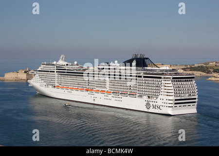 Das Kreuzfahrtschiff MSC Splendida Abfahrt von Maltas Grand Harbour Stockfoto