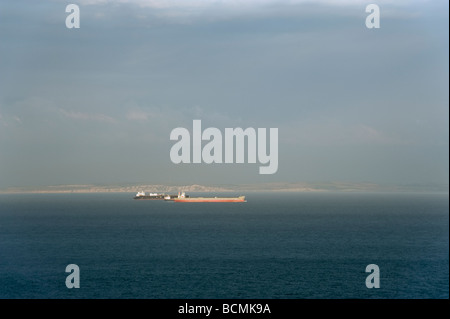 Versand in Englischer Kanal, Straße von Dover. Die Klippen von Frankreich im Hintergrund Stockfoto