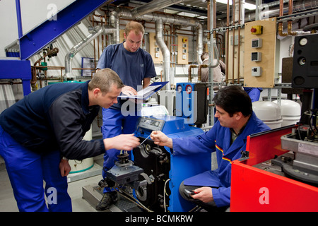 Training für Heizungs-Lüftungs- und Klimatechnik in der Schule für Meister in der Handwerkskammer Stockfoto