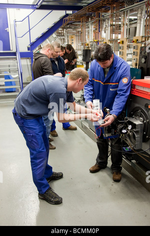 Training für Heizungs-Lüftungs- und Klimatechnik in der Schule für Meister in der Handwerkskammer Stockfoto