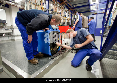 Training für Heizungs-Lüftungs- und Klimatechnik in der Schule für Meister in der Handwerkskammer Stockfoto