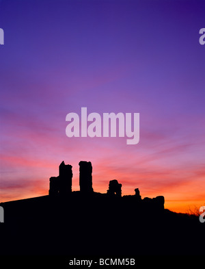 Silhouette der Ruinen von Corfe Castle bei Swanage und Wareham auf der Isle of Purbeck, Dorset, England Stockfoto