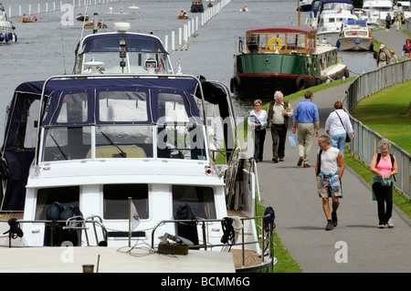 Henley auf Themse Menschen zu Fuß auf dem Leinpfad am Fluss Themse südlichen England UK Stockfoto