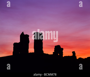 Silhouette der Ruinen von Corfe Castle bei Swanage und Wareham auf der Isle of Purbeck, Dorset, England Stockfoto