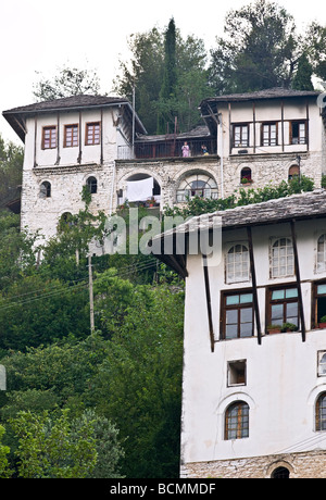 Traditionellen osmanischen Periode überdachten Steinhäuser in der alten Stadt Gjirokastra im Süden Albaniens Stockfoto