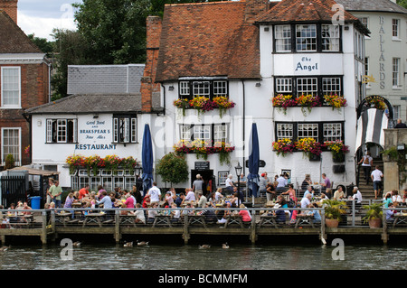 Englische Pub am Flussufer Menschen essen trinken außerhalb der Engel Wirtshaus am Henley on Thames-Oxfordshire-England-UK Stockfoto