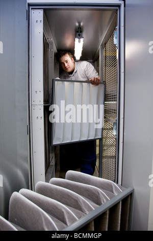 Austausch der Filter in einer Klimaanlage Stockfoto