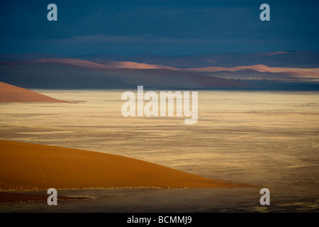 Sonnenaufgang in den Dünen von Sossusvlei in der Wüste Namib Namibia Afrika Stockfoto