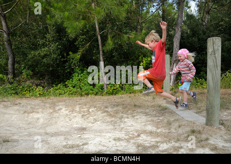 Stock Foto von einem Bruder und Schwester zusammen über eine Weitsprung-Grube springen Stockfoto