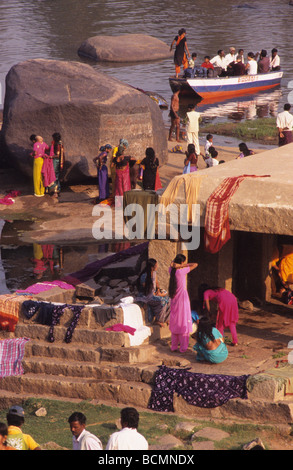 Trocknen nach dem Baden im Fluss Tungabhadra Hampi Karnataka Indien Stockfoto