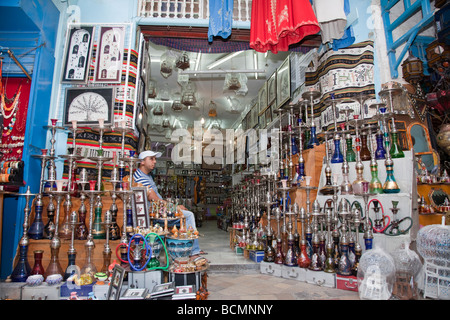 Als UNESCO-Weltkulturerbe eingestuft, beherbergt die Medina von Tunis Läden, die alle Arten von Souvenirs und Kunsthandwerk. Stockfoto