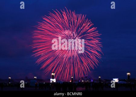 Berlin-Feuerwerk während der Pyromusikale am geschlossenen Flughafen Berlin Tempelhof EU DE DEU BRD Bundesrepublik Deutschland Stockfoto