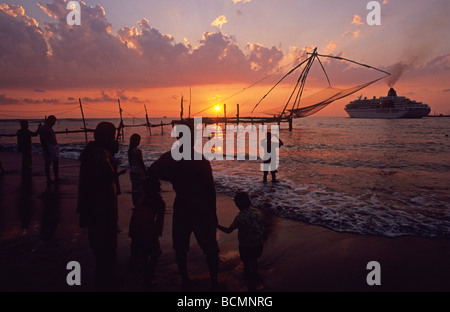Sonnenuntergang mit Cruise Liner Chinese Fishing Nets Fort Cochin Kerala Indien Stockfoto