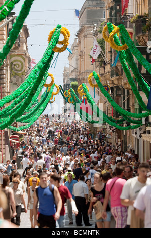 Menschenmassen in Republic Street, Valletta, Malta Stockfoto