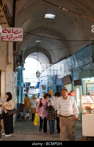 Shopper schlendern Sie durch den Teig Teil der Medina (Altstadt) von Tunis, Tunesien.  Medina von Tunis ist a UNESCO World Heritage S Stockfoto