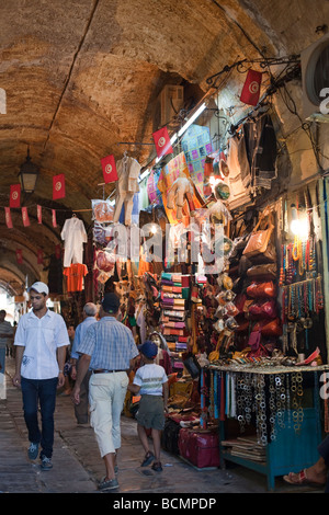 Shopper schlendern die Tunnel von der Medina (Altstadt) in Tunis, Tunesien.  Die Medina von Tunis ist ein UNESCO-Weltkulturerbe. Stockfoto