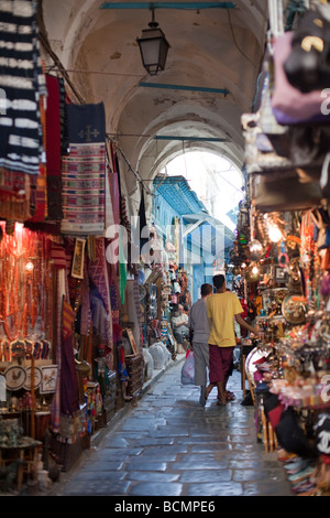 Shopper schlendern die Tunnel von der Medina (Altstadt) in Tunis, Tunesien.  Die Medina von Tunis ist ein UNESCO-Weltkulturerbe. Stockfoto