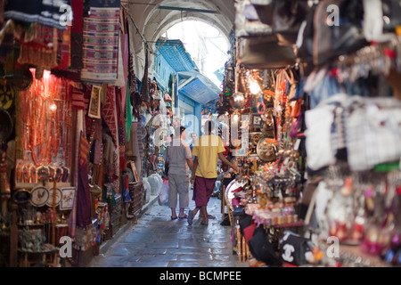 Shopper schlendern die Tunnel von der Medina (Altstadt) in Tunis, Tunesien.  Die Medina von Tunis ist ein UNESCO-Weltkulturerbe. Stockfoto