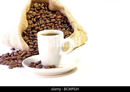 Tasse Espresso mit Kaffee Bohnen verschütten von Leinensack in Nahaufnahme Stockfoto