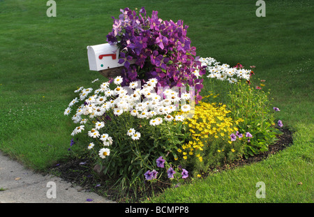 Postfächer mit Blumen geschmückt. Stockfoto