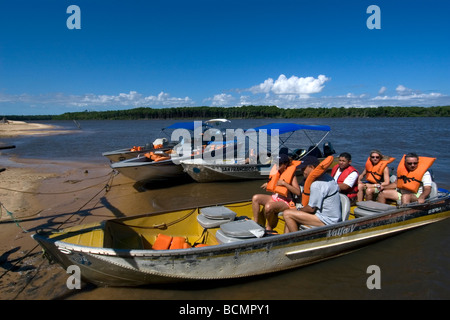 Touristen, die bei Pequenos Lencois Maranhenses nach einem Boot fahren Sie durch Preguicas Fluss Maranhao Brasilien Stockfoto