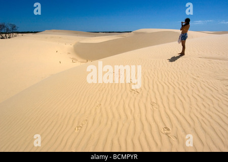 Eine Frau nimmt ein Bild von den Sanddünen am Pequenos Lencois Maranhenses Maranhao Brasilien Stockfoto