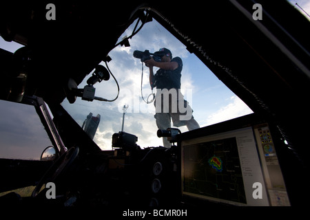 Discovery Channel Kameramann filmt Sean Casey stehen oben auf der Haube des Tornado abfangen Fahrzeug 2. Vortex 2-Projekt Stockfoto