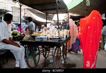 Frau im Sari Sadar Markt Jodhpur Rajasthan Indien Stockfoto
