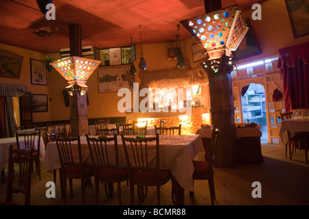 Le Petit Prince ist eine charmante Bar und Restaurant in Tozeur, Tunesien, bietet ausgezeichnete Küche, darunter Couscous und Kaninchen. Stockfoto