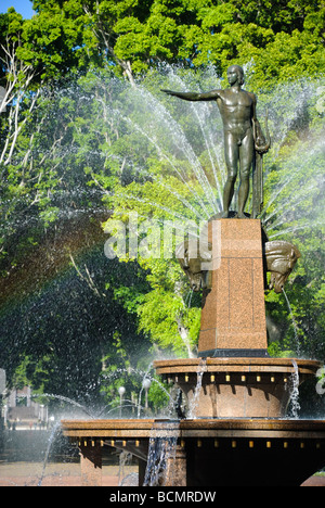 Brunnen in einem Park mit Skulpturen von Göttern aus der griechischen Mythologie. Stockfoto