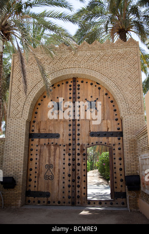 Der Eingang zu einer Verbindung in der Oase Tozeur zeigt eine traditionelle tunesische Holztür und der Stadt einzigartige Mauerwerk Stil Stockfoto