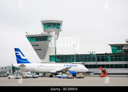Kontrollturm und Terminal 2 von Helsinki Vantaa Intermational Flughafen von Airside. Stockfoto