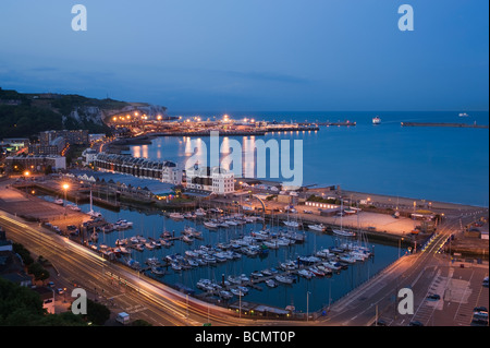 Dover Marina und Eastern Docks und Fährhafen Dover, Kent GROSSBRITANNIEN. Klippen von Cap Blanc Nez und Lichter von Calais an der französischen Küste im Hintergrund Stockfoto