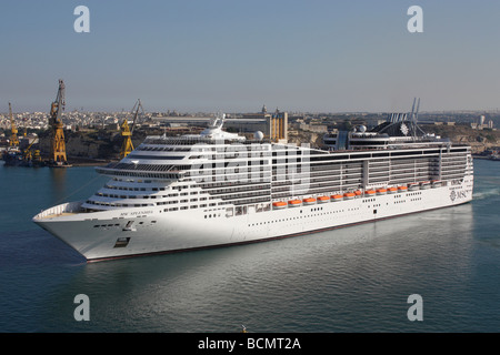 Das Kreuzfahrtschiff MSC splendida Verlassen der Malta Grand Harbour Stockfoto