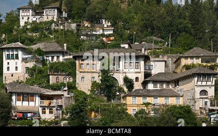 Traditionellen osmanischen Periode überdachten Steinhäuser in der alten Stadt Gjirokastra im Süden Albaniens Stockfoto