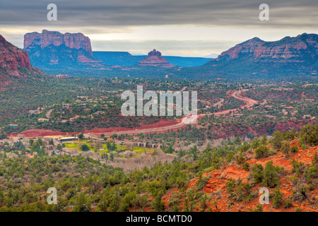 Luftbild, eine kurvenreiche Straße durch Red Rocks in Sedona Arizona HDR-Bild Stockfoto