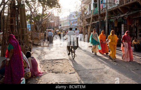 Frauen In Saris Sadar Markt Jodhpur Rajasthan Indien Stockfoto