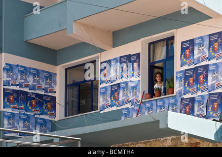 Lokalen Regierungsgebäude in Wahlplakaten feiert Albaniens NATO-Mitgliedschaft im Jahr 2009, Berat Mittelalbanien abgedeckt Stockfoto