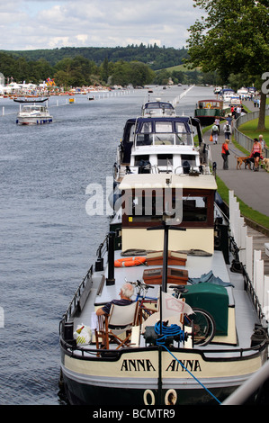 Henley auf Themse Menschen zu Fuß auf dem Leinpfad am Fluss Themse südlichen England UK Stockfoto