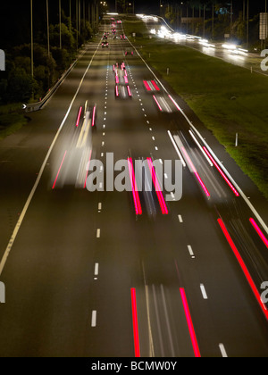 Autobahn-Verkehr in der Nacht Stockfoto