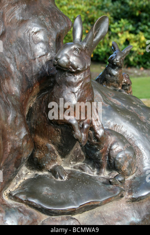 Kaninchen auf der Peter Pan Statue genommen In Sefton Park, Liverpool, England, UK Stockfoto