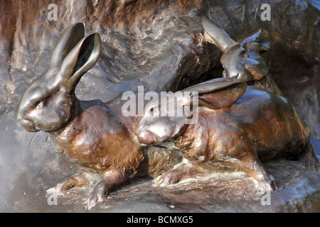 Kaninchen auf der Peter Pan Statue genommen In Sefton Park, Liverpool, England, UK Stockfoto