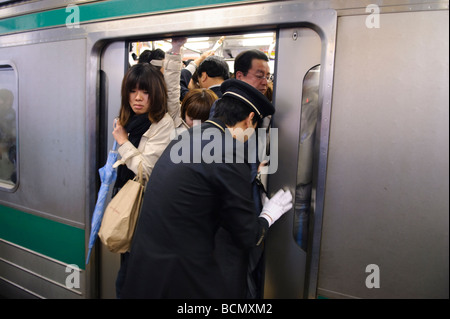 Pendler gedrängt, ein Zug, Tokio, Japan, 2. Januar 2008 auf. Stockfoto