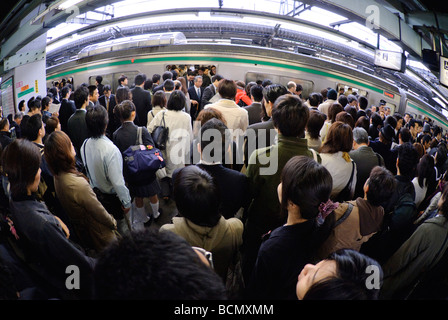 Pendler, die immer auf eine Rush-Hour trainieren, Tokio, Japan, 2. Januar 2008. Stockfoto