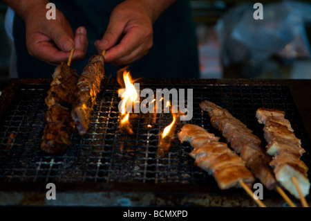 Yakitori Gegrilltes aufgespießt Hühnerfleisch über Kohle in der Straße Tokyo Japan zubereitet Stockfoto