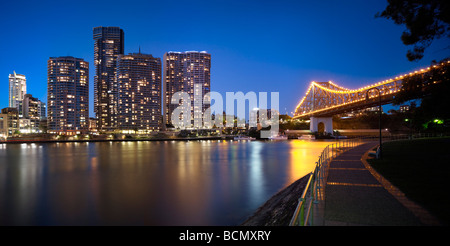 Brisbane-Stadtwohnungen in der Nacht und Story Bridge Stockfoto