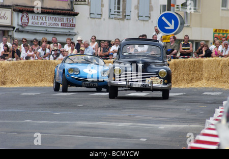 1965 Sovam Sportwagen geben jagen zu einem 1959 Peugeot 203c beim historischen grand Prix Bressuire, Frankreich Stockfoto