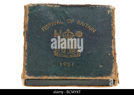 Ziemlich abgenutzt Geschenkbox für eine Krone (Münze) zum Gedenken an das Festival of Britain 1951. Stockfoto