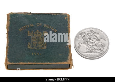 "Tails" Seite einer Krone (Münze) zum Gedenken an das Festival of Britain 1951, mit ziemlich abgenutzte Präsentationsbox gezeigt. Stockfoto